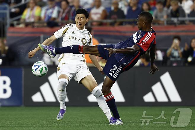 미국메이저리그사커(MLS) LA FC의 공격수 손흥민이 17일(이하 한국시간) 미국 매사추세츠 폭스버러의 질레트 스타디움에서 열린 2025 MLS 28라운드 뉴잉글랜드 원정 경기에서 마마두 포파나와 볼다툼을 벌이고 있다.  ⓒ AFP=뉴스1