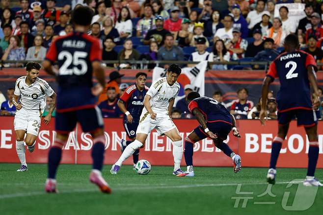 미국메이저리그사커(MLS) LA FC의 공격수 손흥민이 17일(이하 한국시간) 미국 매사추세츠 폭스버러의 질레트 스타디움에서 열린 2025 MLS 28라운드 뉴잉글랜드 원정 경기에서 브라얀 세발로스의 압박을 받고 있다.  ⓒ AFP=뉴스1