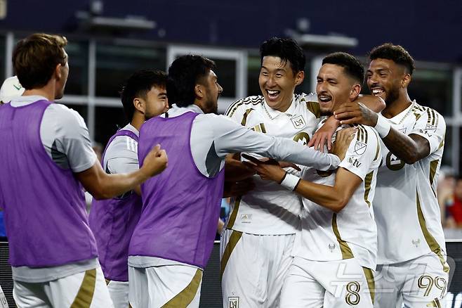 미국메이저리그사커(MLS) LA FC의 공격수 손흥민이 17일(한국시간) 미국 매사추세츠 폭스버러의 질레트 스타디움에서 열린 2025 MLS 28라운드 뉴잉글랜드 원정 경기에서 팀동료들과 함께 선제골을 넣은 마르크 델가도와 기쁨을 나누고 있다.   ⓒ AFP=뉴스1