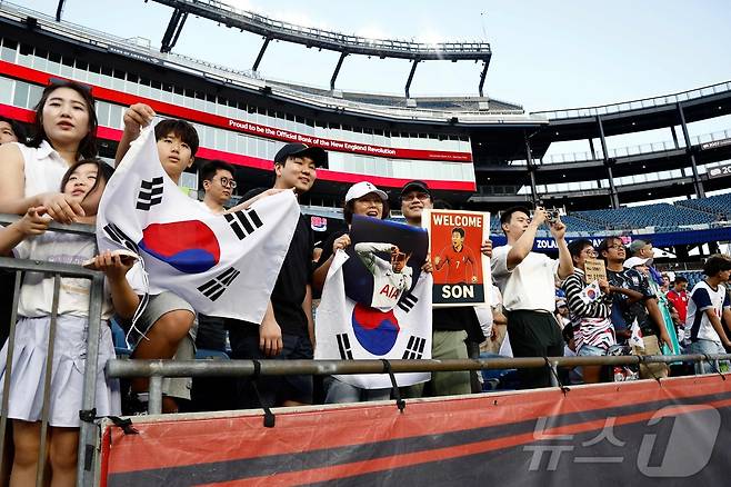 미국메이저리그사커(MLS) LA FC의 공격수 손흥민 팬들이 17일(이하 한국시간) 미국 매사추세츠 폭스버러의 질레트 스타디움에서 열린 2025 MLS 28라운드 뉴잉글랜드 원정 경기에서 태극기를 펼쳐 보이고 있다.  ⓒ AFP=뉴스1