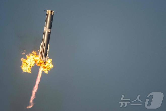 일론 머스크의 스페이스X '스타십' 로켓이  지난 3월 텍사스주 보카치카 해변 스타베이스 우주 발사시설에서 8차 지구궤도 시험비행을 위해 발사 후 1단 로켓 부스터는 발사대로 돌아 오고 있다. 2025.03.07 ⓒ AFP=뉴스1 ⓒ News1 우동명 기자