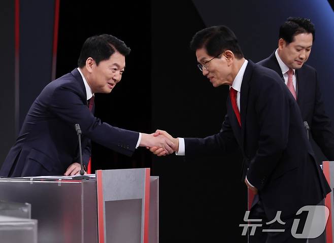 안철수(왼쪽), 김문수 국민의힘 당대표 후보가 17일 오후 서울 영등포구 KBS에서 열린 2차 방송 토론회에 참석해 악수하고 있다. 2025.8.17/뉴스1 ⓒ News1 국회사진기자단