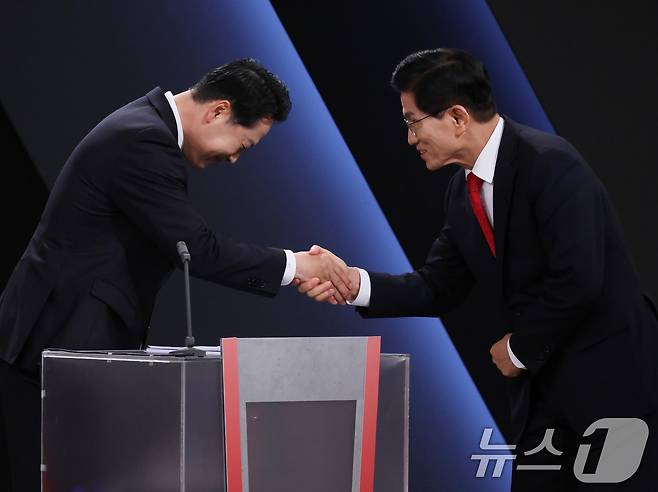 장동혁(왼쪽), 김문수 국민의힘 당대표 후보가 17일 오후 서울 영등포구 KBS에서 열린 2차 방송 토론회에 참석해 악수하고 있다. 2025.8.17/뉴스1 ⓒ News1 국회사진기자단