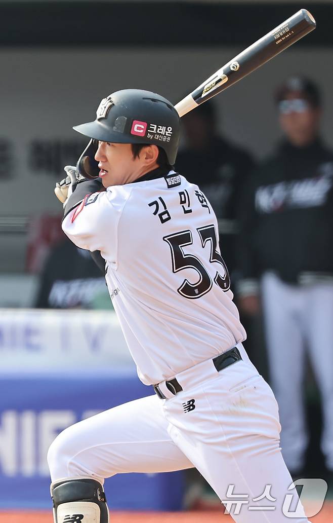9일 오후 경기 수원 KT위즈파크에서 열린 '2025 신한 SOL뱅크 KBO 리그 시범경기' KT 위즈와 LG 트윈스의 경기, 6회말 1사 1,2루 상황에서 KT 김민혁이 1타점 적시타를 치고 있다. 2025.3.9/뉴스1 ⓒ News1 김도우 기자