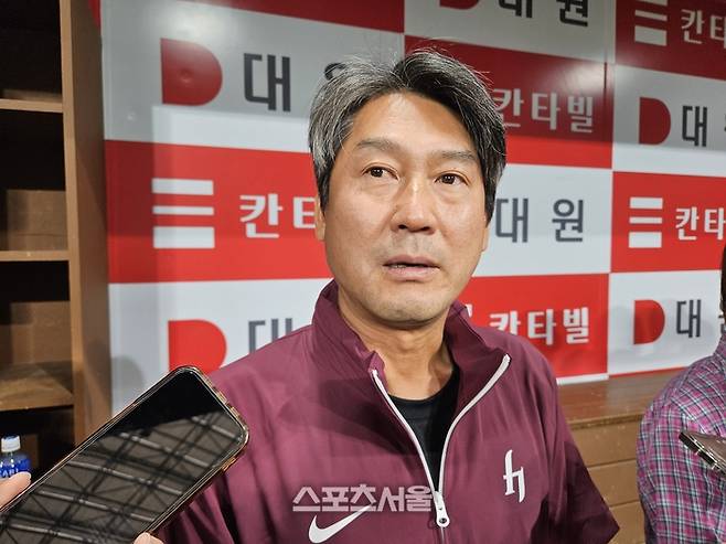 키움 설종진 감독대행이 취재진의 인터뷰에 응하고 있다. 고척 | 김동영 기자 raining99@sportsseoul.com