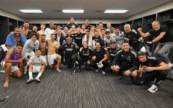 17일 오전(이하 한국시각) 미국 매사추세츠주 폭스버러의 질레트 스타디움에서 열린 뉴잉글랜드와의 2025 MLS 정규리그 27라운드 원정 경기에 선발 출전해 1호 도움을 올린 손흥민이 경기 종료 후 라커룸에서 선수들과 기뻐하는 모습. /사진=LAFC