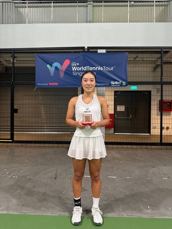 17일(이하 한국시각) 싱가포르에서 열린 '국제테니스연맹(ITF) 세계테니스투어(WTT) W15 싱가포르' 대회 정상에 오른 김유진이 우승 트로피와 함께 포즈를 취하고 있다. /사진=드렌치