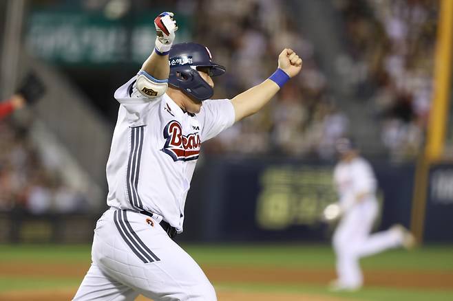 끝내기 2루타를 친 두산 베어스 김인태. 사진제공=두산 베어스
