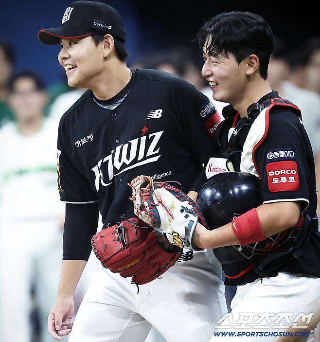 KT 박영현이 17일 키움전서 데뷔 첫 세이브를 기록한 뒤 포수 조대현과 밝게 웃고 있다. 사진제공=KT 위즈