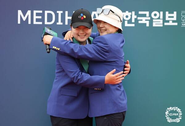 어머니와 포옹하는 홍정민.&nbsp;ⓒKLPGA