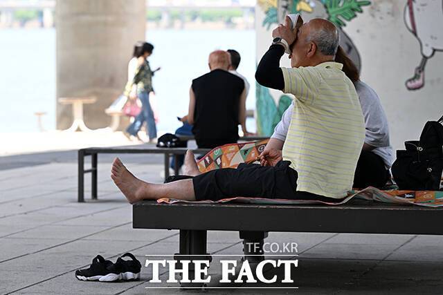 어둡고 습한 맨홀 속, 일용직 노동자들의 죽음이 매년 여름마다 반복되고 있다. 개인의 실수라기보단 법과 제도의 부재가 낳은 사회적 참사, 즉 인재(人災)라는 비판이 나온다. 사진은 기사와 무관. /서예원 기자