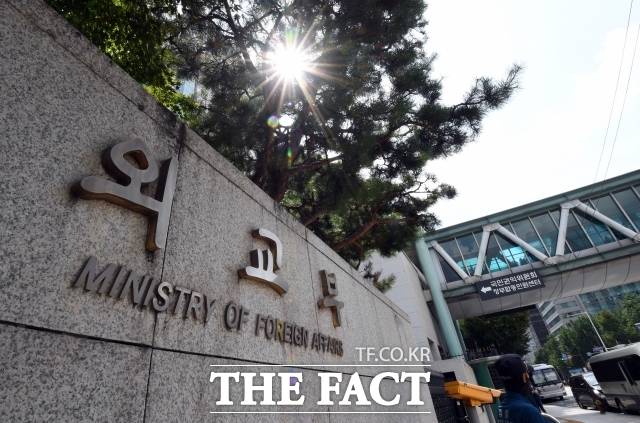 외교부는 매년 '30년 경과 비밀해제 외교문서'를 공개한다. <더팩트>는 1992년 러시아 하바롭스크 지역 내 북한 벌목장에서 발생한 인권 유린 실태가 밝혀진 과정을 재구성했다. 우리 정부도 이를 파악한 뒤 즉각 대응에 나섰다. /임영무 기자