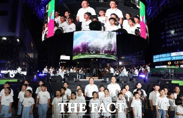 '2025 대전 0시' 축제 폐막을 알리는 시민대합창이 16일 중앙로 무대에서 펼쳐지고 있는 모습 /대전시