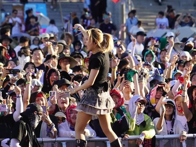 16일 전라북도 전주시 전북대학교에서 열린 '전주얼티밋뮤직페스티벌 2025'에서 밴드 카디의 보컬 김예지가 열정적인 무대를 펼치고 있다. 이날 공연에는 카디를 비롯해 첫 내혼공연이 성사된 드래곤포스·네모필라 등 30개 팀이 출연했다./전주얼티밋뮤직페스티벌 조직위원회