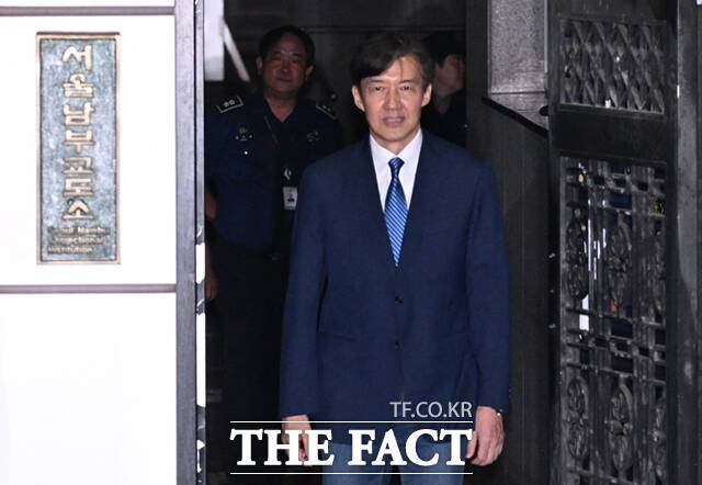 조국 전 조국혁신당 대표가 15일 오전 서울 구로구 남부교도소에서 광복절 특별 사면으로 출소하고 있다. /이새롬 기자