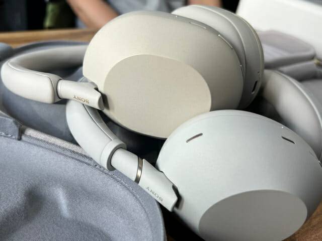 소니 WH-1000XM6(아래)과 WH-1000XM5(위) (사진=지디넷코리아 신영빈 기자)