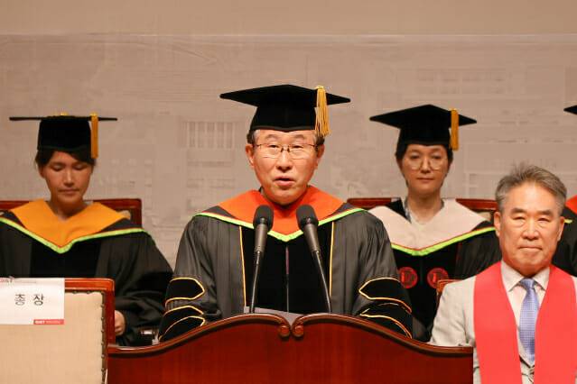 임기철 GIST 총장이 2025년 하반기 학위수여식에서 학위 수여에 앞서 축사 중이다.