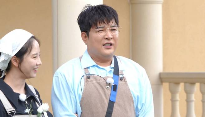 SBS ‘런닝맨’에서 유가네와 김가네의 예술 대결 ‘명작과 망작 사이’ 레이스가 펼쳐졌다. 유가네 첫째 며느리로 신기루가 등장해 시댁 기강을 잡았고, 김가네 예비 사위 신동은 장인어른 김종국의 환심을 사려 애썼다. 특히 김가네 막내아들로 변신한 서장훈은 16세 소년으로 분해 볼 꼬집힘까지 당하는 반전 귀요미 매력을 선보여 모두를 놀라게 했다. 두 가문은 그림 실력으로 진검승부를 펼쳐, 그림 합산 금액이 높은 가문이 예술 명가로 등극하게 된다.