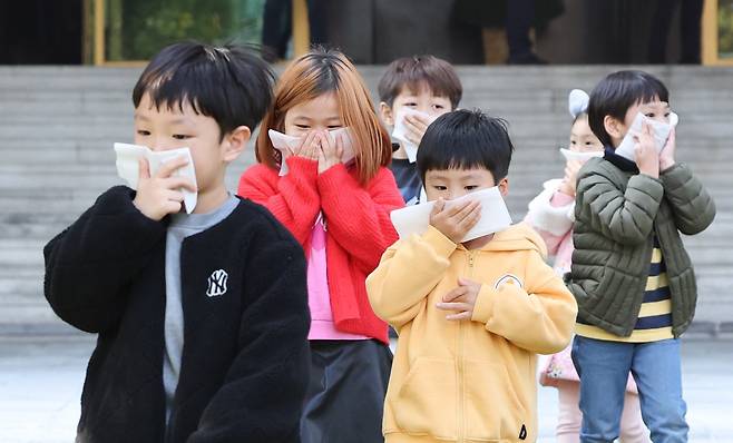 민방위 훈련에서 어린이들이 화재 대피 훈련을 하고 있다. /뉴스1