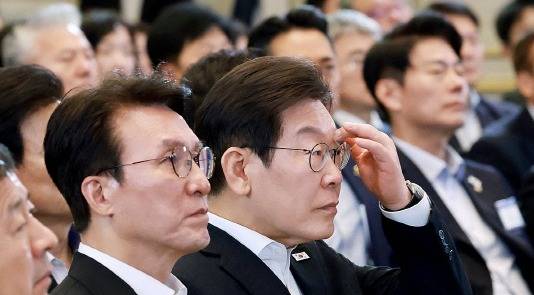 이재명 대통령이 지난 13일 청와대 영빈관에서 열린 국정기획위원회 국민보고대회에서 국정 과제 발표를 듣고 있다. 연합뉴스