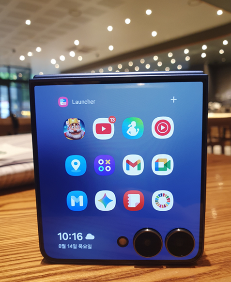 런처 위젯에 자주 쓰는 앱을 미리 설정하면,스마트폰을 펼치지 않고도 접힌 상태에서 대부분의 작업을 처리할 수 있다.ⓒ데일리안 조인영 기자