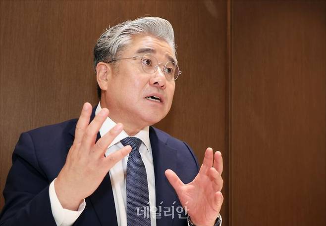 최수영 정치평론가가 지난 11일 오후 서울 여의도의 한 카페에서 데일리안과 인터뷰를 하고 있다. ⓒ데일리안 홍금표 기자