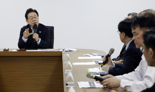 PC공장 직접 찾은 李대통령 “죽지않는 사회 만들겠다” [연합뉴스 자료사진]