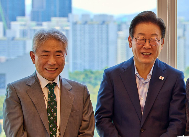 이재명 대통령이 지난 7월11일 서울 용산 대통령실 청사에서 정규재(왼쪽) 전 한국경제신문 주필 등과 오찬 회동을 기념해 함께 사진을 촬영하고 있다.<대통령실 제공>