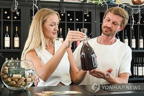 러시아 크라스노다르산 와인. 2025년 7월 19일 러시아 크로스노다르주 골루비츠카야 마을의 코자 후토르 농장 와이너리에서 직원들이 생산된 와인을 품평하고 있다. 크라스노다르 타스=연합뉴스