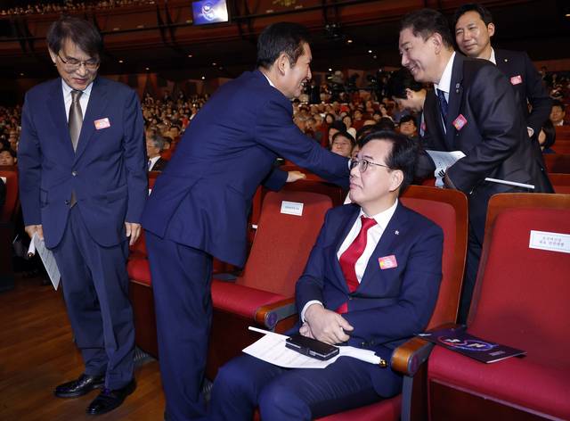 정청래(왼쪽) 더불어민주당 대표와 김병기 원내대표가 지난 15일 서울 세종문화회관에서 열린 80주년 광복절 경축식에서 인사하고 있다. 정 대표 오른쪽은 송언석 국민의힘 비상대책위원장 겸 원내대표. [대통령실통신사진기자단]