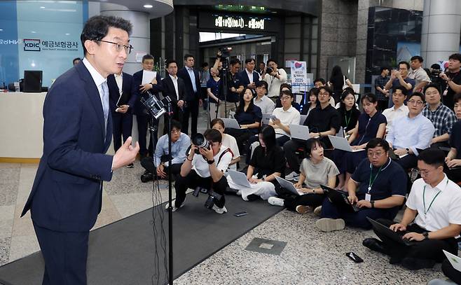 (서울=연합뉴스) 이동해 기자 = 이억원 금융위원장 후보자가 14일 서울 중구 예금보험공사에 마련된 인사청문회 준비 사무실로 첫 출근하며 취재진 질의에 답하고 있다. 2025.8.14 eastsea@yna.co.kr