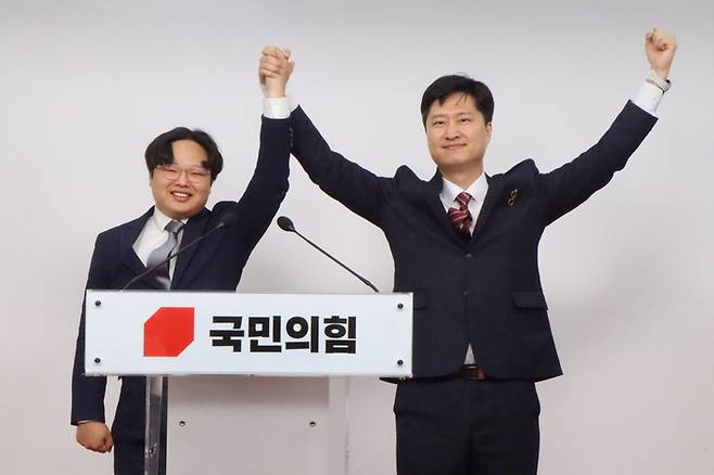 국민의힘 8·22 전당대회 청년최고위원에 출마한 우재준(오른쪽)·최우성 후보가 17일 국민의힘 중앙당사에서 단일화 기자회견을 하고 기념 촬영했다.