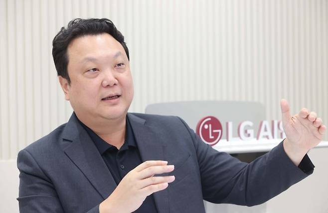 김유철 LG AI연구원 전략부문장이 '엑사원' 모델의 강점에 대해 말하고 있다. LG AI연구원 제공