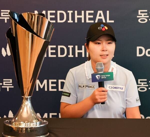 2025년 한국여자프로골프(KLPGA) 투어 메디힐·한국일보 챔피언십 우승을 차지한 홍정민 프로가 공식 우승 인터뷰 하는 모습이다. 홍정민은 이번 대회 우승과 함께 KLPGA 투어 72홀 최소타(최저타, 최소 스트로크) 기록을 세웠다. 사진제공=KLPGA (사진을 무단으로 사용하지 마십시오.)