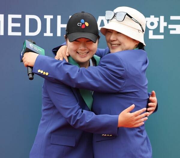 2025년 한국여자프로골프(KLPGA) 투어 메디힐·한국일보 챔피언십 우승을 차지한 홍정민 프로가 어머니와 우승의 기쁨을 나누는 모습이다. 홍정민은 이번 대회 우승과 함께 KLPGA 투어 72홀 최소타(최저타, 최소 스트로크) 기록을 세웠다. 사진제공=KLPGA (사진을 무단으로 사용하지 마십시오.)
