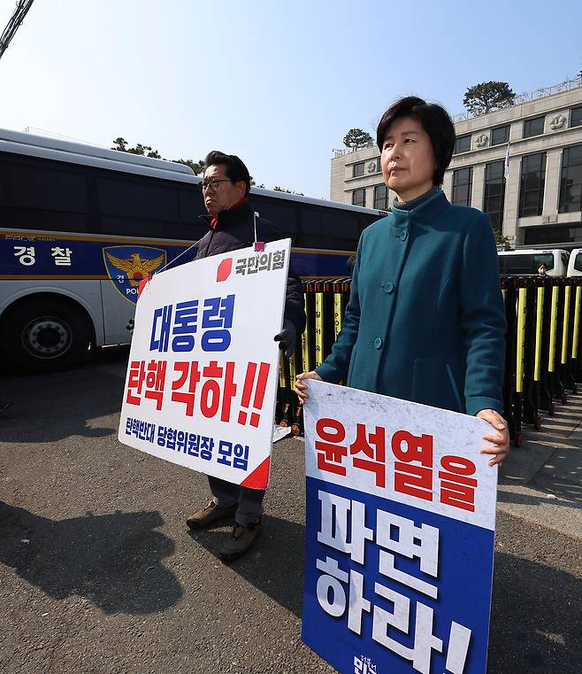 지난 3월21일 서울 종로구 헌법재판소 앞에서 더불어민주당 백혜련 의원(오른쪽)과 국민의힘 수원시을 홍윤오 당협위원장이 각각 윤석역 대통령 파면 촉구 및 탄핵 반대 1인 시위를 하고 있다. 연합뉴스