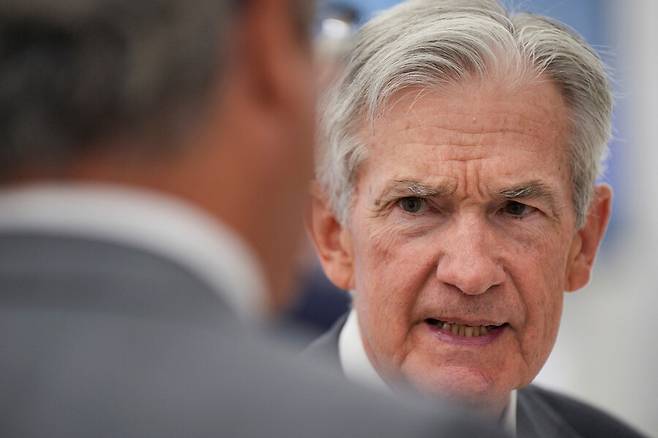 제롬 파월 미 연준 의장이 지난 7월 워싱턴 DC 연준 본부에서 열린 대형은행 자본 프레임워크 통합 검토 컨퍼런스 도중 대화를 나누고 있다. 로이터 연합뉴스