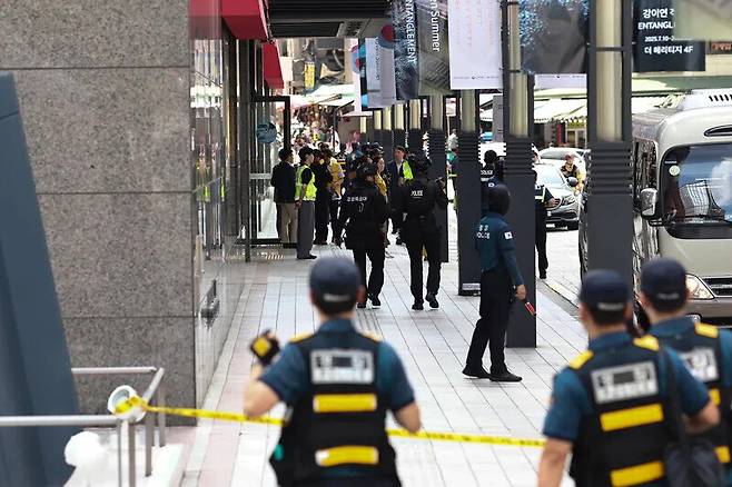 지난 5일 서울 중구 명동 신세계백화점 본점에 폭발물을 설치했다는 협박 글이 인터넷 커뮤니티에 올라와 신고를 받고 출동한 경찰이 수색하고 있다. 연합뉴스