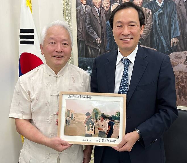 1987년 6월항쟁 때 연합보신문 서울 특파원으로 현장을 촬영했던 주리시 회장은 2022년 8월 한국을 방문해 우상호 더불어민주당 의원에게 6월항쟁 당시 연세대 총학생회장으로 이한열 열사의 영정사진을 들고 있던 사진을 증정했다. 주리시 회장 제공