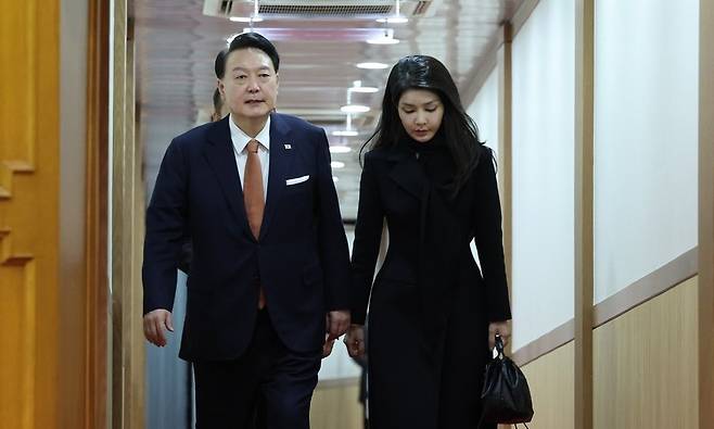 네덜란드 국빈 방문 일정을 마치고 귀국한 윤석열 대통령과 김건희 여사가 2023년 12월15일 성남 서울공항 2층 실내행사장으로 귀국하고 있다. 연합뉴스