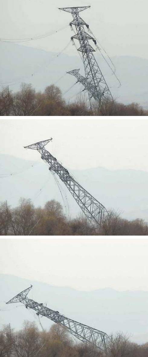 한때 남북경제협력의 상징으로 통했던 개성공단의 송전탑 4기가 지난해 11월 30일 균형을 잃고 연쇄 붕괴하는 장면. 통일부가 나흘 뒤인 같은 해 12월 3일 공개한 사진들이다. 통일부 제공