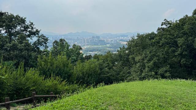 이성산성 동문지에서 바라본 서울 강동구 일대 전경