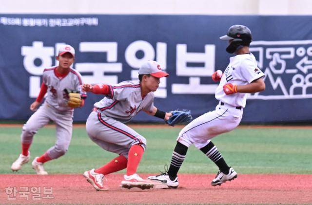 제53회 봉황대기 전국고교야구대회가 열린 17일 서울 양천구 목동구장에서 광주BC·충암고 경기 2회말 광주BC 윤재연이 2루에서 세이프되고 있다. 정다빈 기자