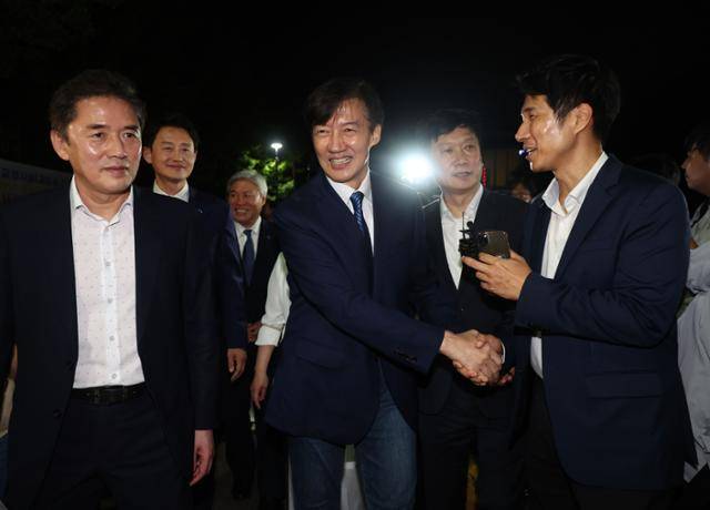 조국 전 조국혁신당 대표가 15일 서울 구로구 서울남부교도소에서 광복절 특사로 출소하며 한 기자와 악수하고 있다. 사진공동취재단