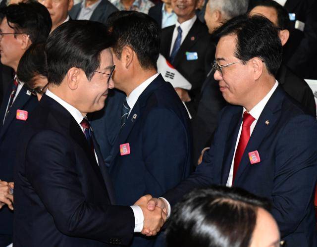 이재명 대통령이 지난 15일 서울 종로구 세종문화회관에서 열린 제80주년 광복절 경축식을 마친 후 퇴장하면서 송언석 국민의힘 비상대책위원장과 악수를 하고 있다. 왕태석 선임기자