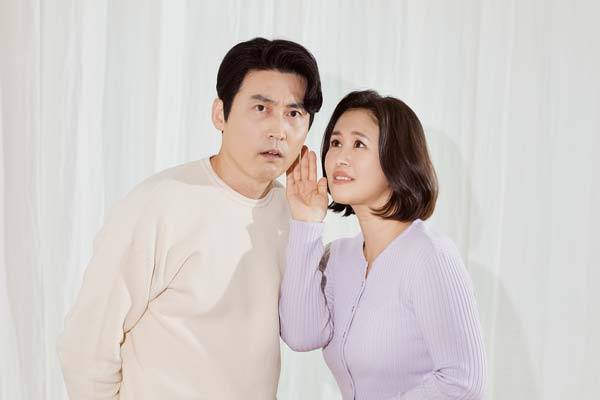연인 또는 배우자와 함께 뒷담화를 하면 유대감이 높아져 관계가 돈독해진다는 연구 결과가 나왔다./사진=클립아트코리아