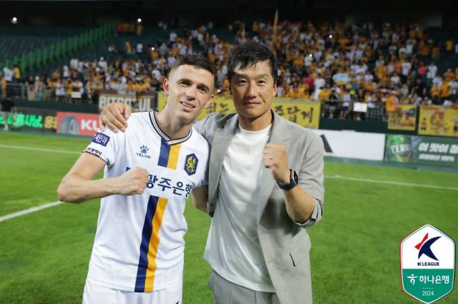 아사니와 이정효 감독. 사진=프로축구연맹