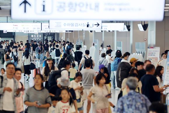 여름 휴가철 시작, 북적이는 김포공항 [사진=연합뉴스]