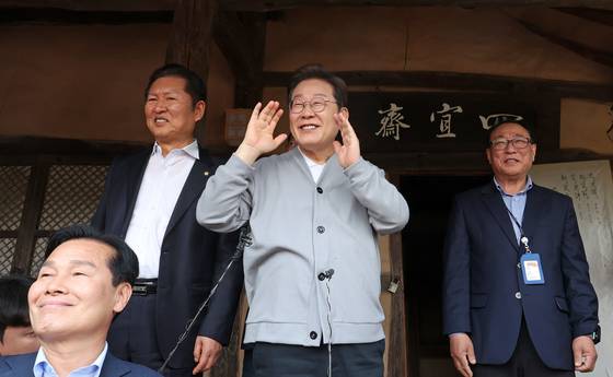 이재명 대통령이 대선 후보 때인 지난 5월 11일 다산 정약용이 유배 생활을 했던 전남 강진군 강진읍 사의재를 둘러 본 뒤 유권자들에게 발언하고 있다. 그는 이날 ″반값여행 잘하고 가세요″라고 말했다. 뉴시스