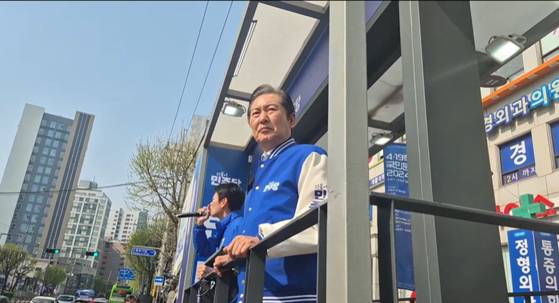 한민수 비서실장(왼쪽)과 정청래 대표(오른쪽)가 지난해 4월 서울 강북을 지역구에서 합동 유세를 하는 모습. 유튜브 '정청래 TV떴다!' 캡처